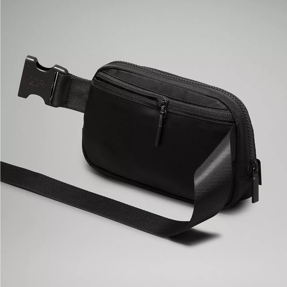 Lululemon Everywhere Belt Bag 1L- black/Black - Picture 4 of 6